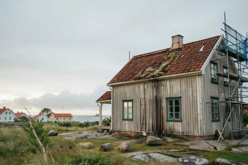 takrenovering i bohusl n s skyddar du huset mot salt vind och fuktskador