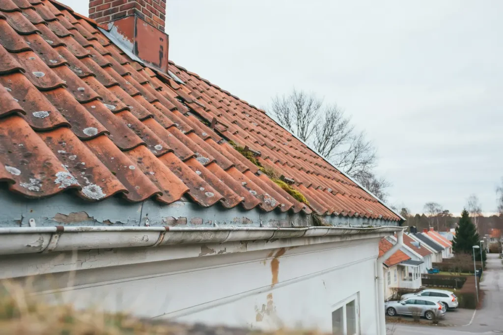tecken p att underlagspappen b rjar ge upp s skyddar du taket innan l ckan kommer